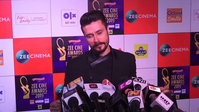 Arjun Rampal Seen With BEAUTIFULL GF Gabriella Demetriades At Zee Cine Awards 2019 смотреть онлайн