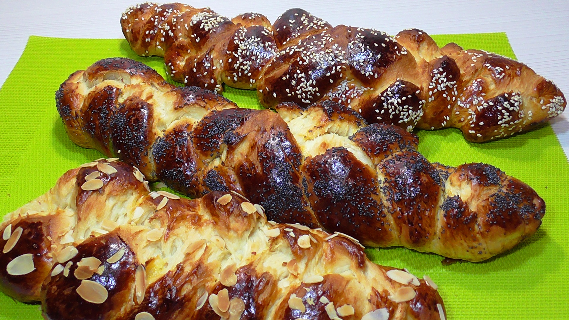 Плетенки из дрожжевого теста Как сделать плетенку косичку из теста.mp4 смотреть онлайн