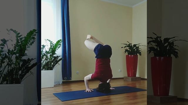 ШИРШАСАНА, ПАДМАСАНА. СТОЙКА НА ГОЛОВЕ, ПОЗА ЛОТОСА 2 смотреть онлайн