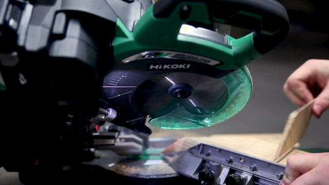 NEW HiKOKI 36v, 185mm Cordless Slide Compound Mitre Saw C3607DRA - IN ACTION смотреть онлайн