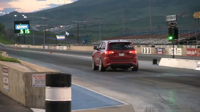 SRT 8 jeep vs Mercedes Benz ML63 AMG смотреть онлайн