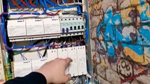 Блоки питания и контроллеры для RGB ленты в распределительном электрощите частного дома или квартир