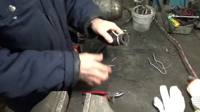 Хомут-удавка из проволоки.