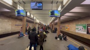 Люди в Киеве прячутся в метро