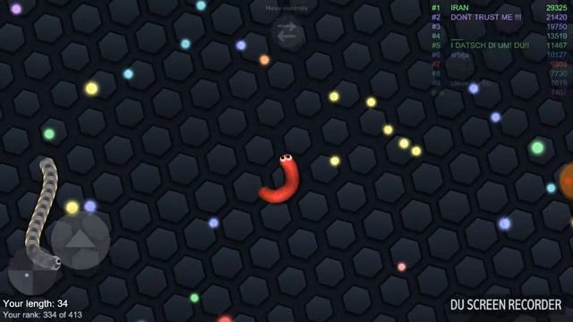 ? Розовый Slither.io сильно ускоряется, но сталкивается с большим желтым червяком. смотреть онлайн