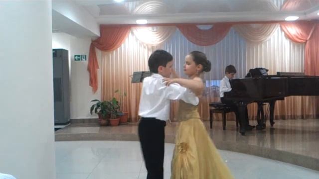 Дети танцуют классические танцы (из концерта «На крыльях ночи» в галерее «Кармин» 16.05.15) смотреть онлайн