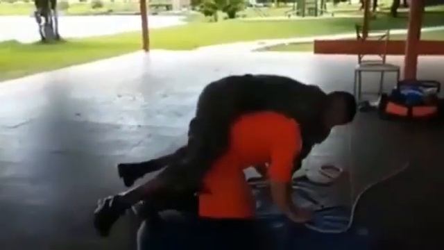 Как поднять и перенести человека потерявшего способность передвигаться самостоятельно. смотреть онлайн