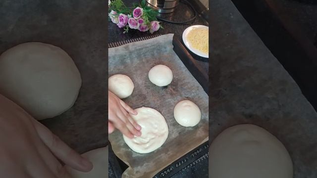 МИНИ ПИЦЦА | домашние мини пиццы с детства ! Школьная пицца- ОЧЕНЬ вкусный и простой рецепт! смотреть онлайн