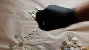 Почему монеты магнитятся и не магнитятся