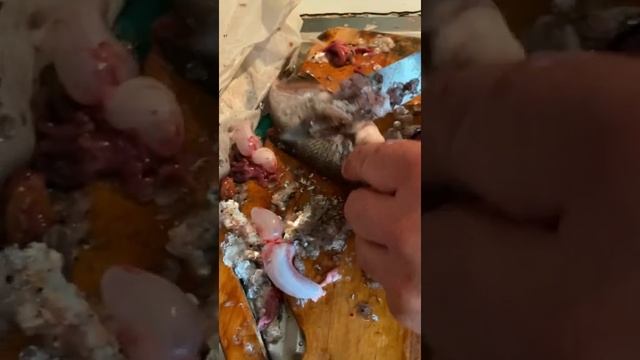 Муж поймал рыбу, значит ее чистит ? смотреть онлайн