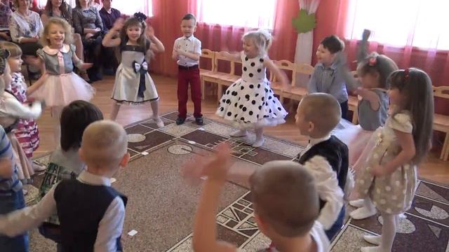 Танец-игра _Уборка. Мамины помощники_ в детском саду (4-5 лет). 6 гр..mp4 смотреть онлайн