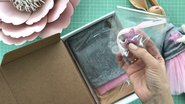 Набор для шитья игрушки - текстильная зайка Тильда Лея | Handmade Fabric Toy смотреть онлайн