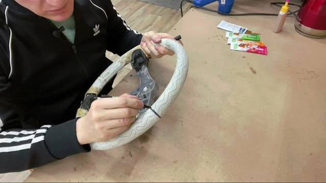 Перетяжка руля Kia Rio 4 с подогревом, часть 1 смотреть онлайн