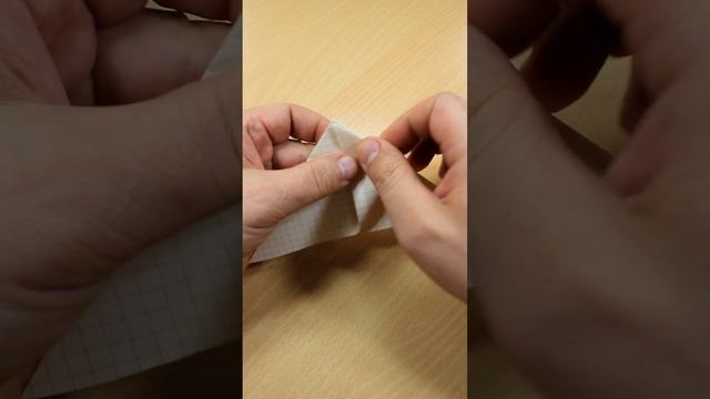 КАК СДЕЛАТЬ ХЛОПУШКУ БОМБОЧКУ ИЗ БУМАГИ #Shorts смотреть онлайн