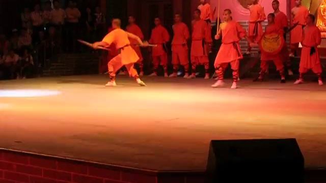Shaolin monks show in Shaolin monastery (China) | Монахи Шаолиня (Китай). Выступление в монастыре. смотреть онлайн
