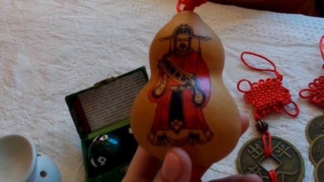Фен-шуй аксессуары. Монеты, шары баодинга, тыква горлянка, веер... смотреть онлайн