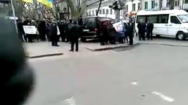 Одесситы встречают Януковича у Дома с Ангелом смотреть онлайн