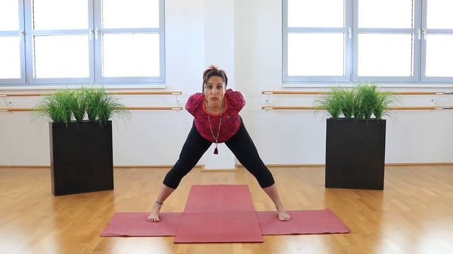 YOGA TRAINING FÜR ZUHAUSE | HALLE 22 смотреть онлайн