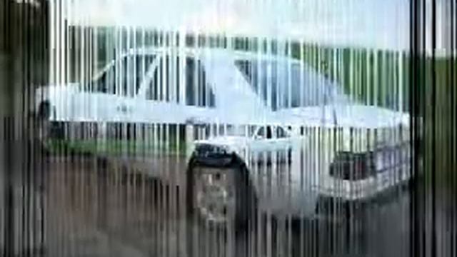 Блондинка на белом мерседесе!