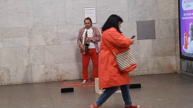 Уличный музыкант, саксофон, музыка, музыкант в метро смотреть онлайн