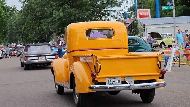 Back to 50s car show & classic car owner test drive & interview смотреть онлайн