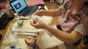 Лепим мордочки зверей из ваты.