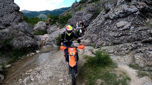 Лайт Эндуро по хардовым тропам Арпата в +40. Husqvarna, KTM, Kayo, Gr 7, BSE на Арпатских водопадах смотреть онлайн
