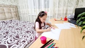 Яна делает вид что пытается рисовать:)