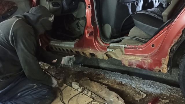 КАЛИНА ЗАМЕНА ПОРОГОВ Восстановление Калины на продажу:часть 1 сварка смотреть онлайн