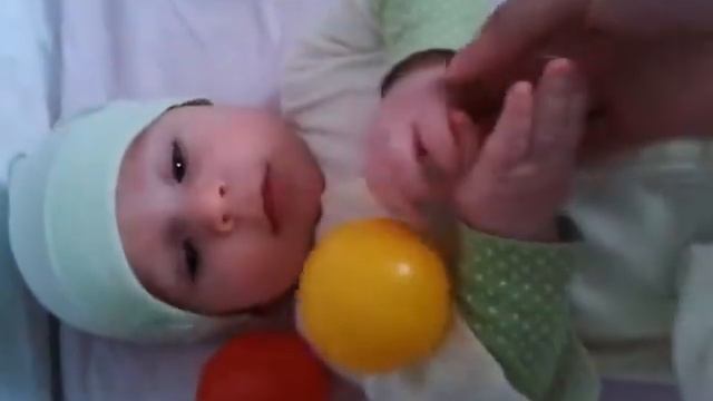 Малыш непрерывно чихает (a kid sneezes funnily ) смотреть онлайн