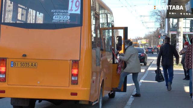Полтавських медиків із жовтими пов'язками пропускають без черги в громадський транспорт смотреть онлайн