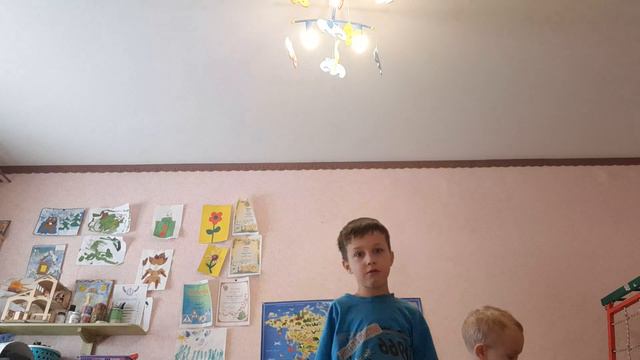 Серёжа Галин поёт песню "холодно в лесу". Брат Глеб помогает. смотреть онлайн