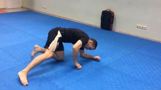 кувырок через плечо. детальное рассмотрение