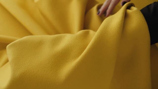 Пальтовый кашемир с шерстью желтого цвета смотреть онлайн