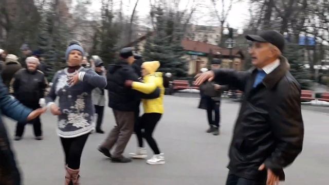 Ты красивая и счастливая!!!??Танцы в парке Горького!!!??Харьков 2022 смотреть онлайн