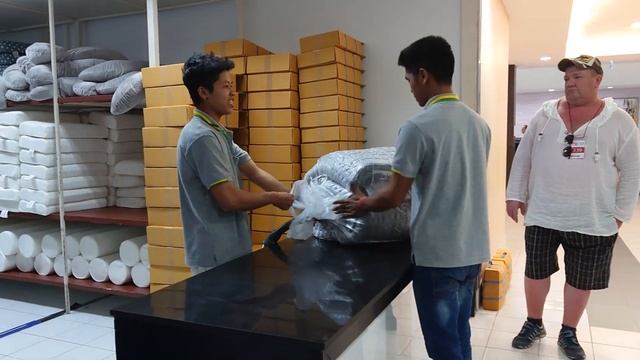 Подушки и матрас (матрац) из латекса быстро превращаются.... Таиланд декабрь 2019.