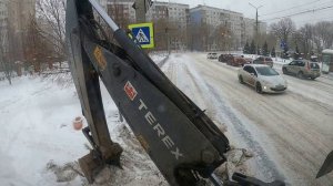 Зима свое берет.Грузим,долбим,чистим.Заехал проверить пчел.