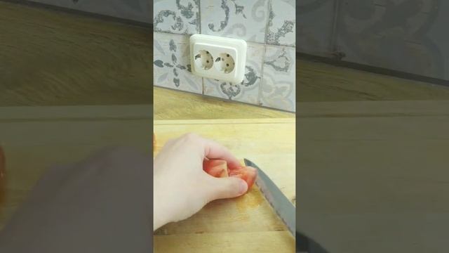 ? Как красиво нарезать овощи? Нарезаем помидор! Давайте помидор превратим в бабочку! ? #shorts смотреть онлайн