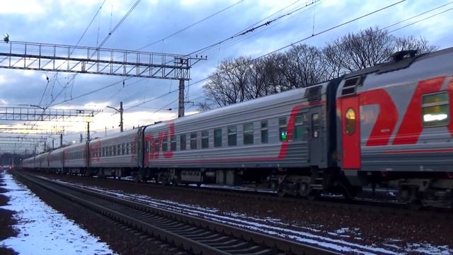 Приветливый машинист на ЭП20-050 со скорым фирменным поездом №20 