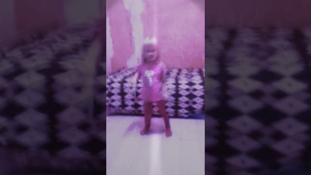 Сестренке 5 лет..Танцует под деспасито??? смотреть онлайн