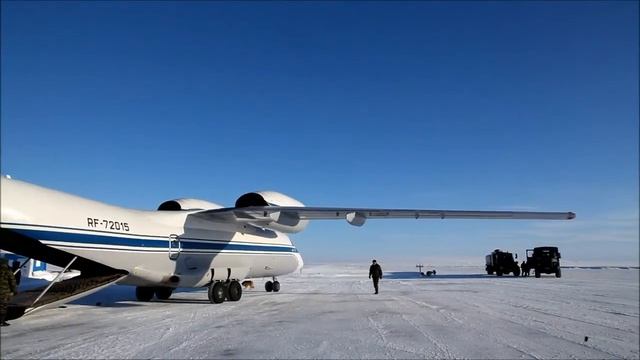 Разгрузка самолета на острове Земля Александры архипелага Земля Франца-Иосифа смотреть онлайн