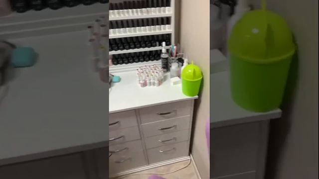 Маникюрный стол МС-130 с каретной стяжкой и полочками для лаков с галтелями. Отзыв покупателя. смотреть онлайн