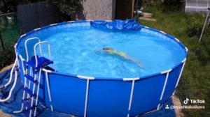 В бассейне потеряла купальник