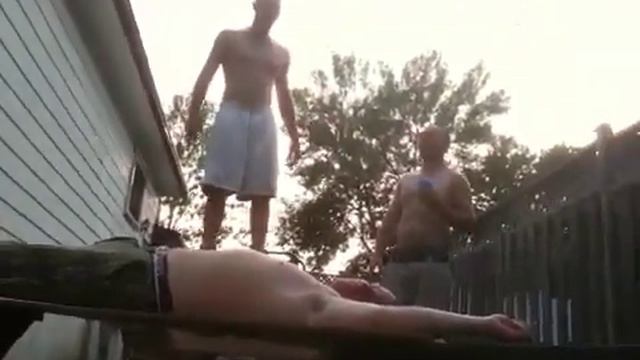 Frog Splash through table смотреть онлайн