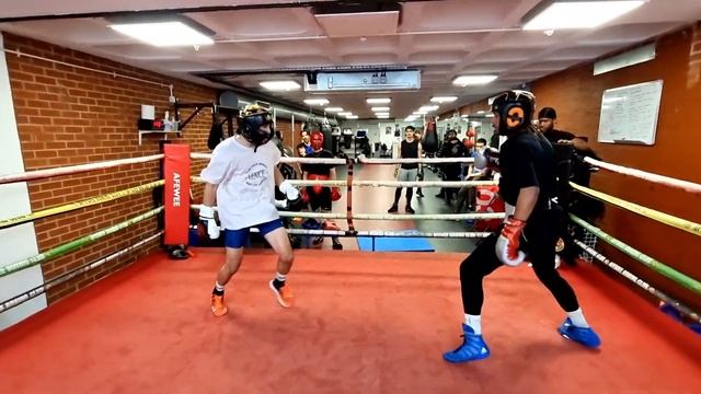 SEMI PRO BOXER vs AMATEUR BOXER - **EVASIVE** maneuvers in 4K смотреть онлайн
