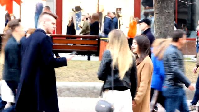 Пранк: Как познакомиться с девушкой на улице 8 Марта. Признание в любви. Реакции людей на знакомств смотреть онлайн