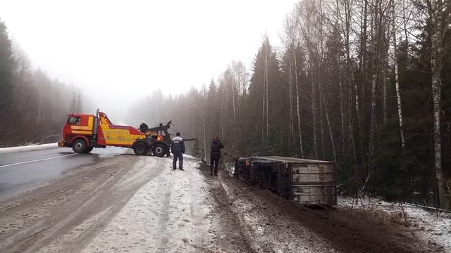 Фура съехала с дороги. Лежит на боку. Как поднимают фуру.