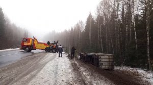 Фура съехала с дороги. Лежит на боку. Как поднимают фуру.