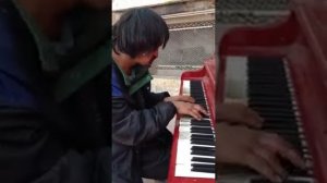 Бездомный, который прожил на улице 30 лет, играет мелодию, которую сам написал