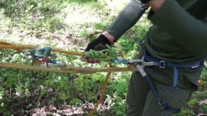 Спуск по веревке в горном походе. Как спуститься по веревке. Узел автоблок